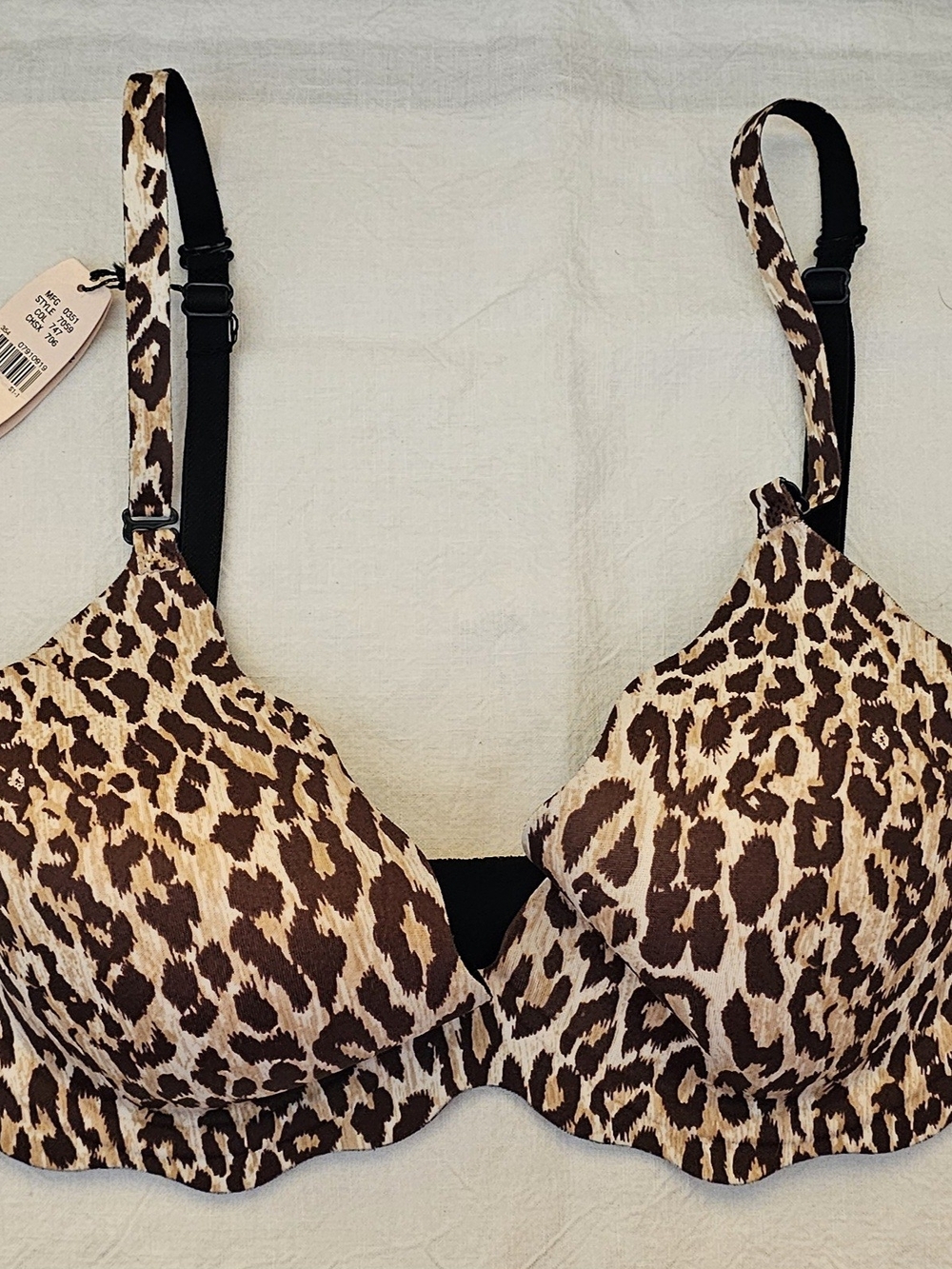 NWT. Victoria's Secret Reversible Push-up Without Padding Bra. Size 34B.